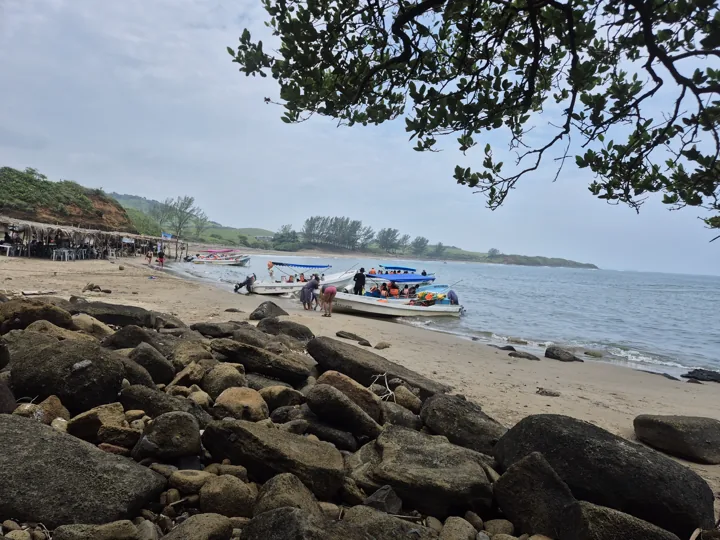 Orilla rocosa y lanchas en la costa de Roca Partida, Los Tuxtlas